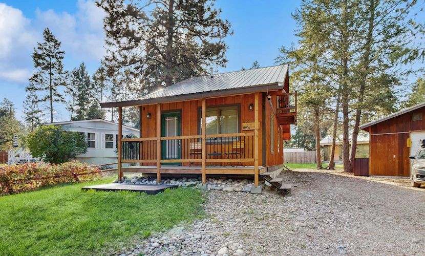 Charming cabin in Big Fork, pet friendly, firepit, 5 min to Lake, fly-fishing