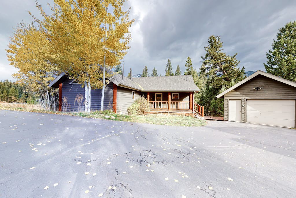 Dog-Friendly Home with Free WiFi, Private Hot Tub, and Great Views - Near Golfing
