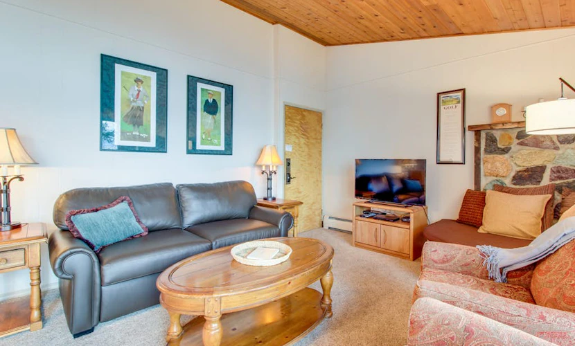 Lakeside condo with pool, hot tub, sauna & beach access