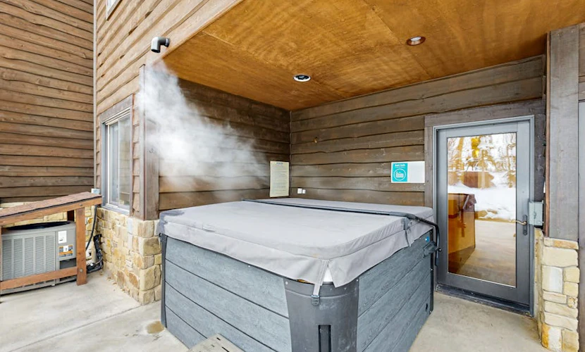 Ski-In/Ski-Out on Big Mountain with Gourmet Kitchen Hot Tub & Amazing Views