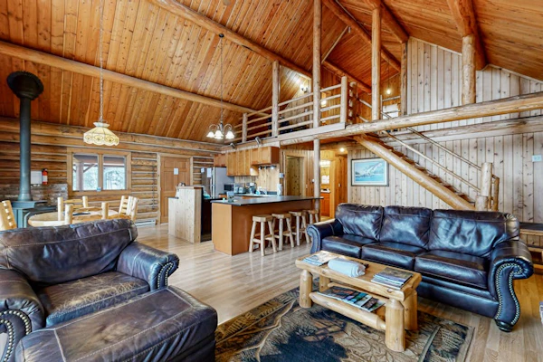 Welcoming & Peaceful Cabin, Easy Access to Lake & Skiing - Dogs OK