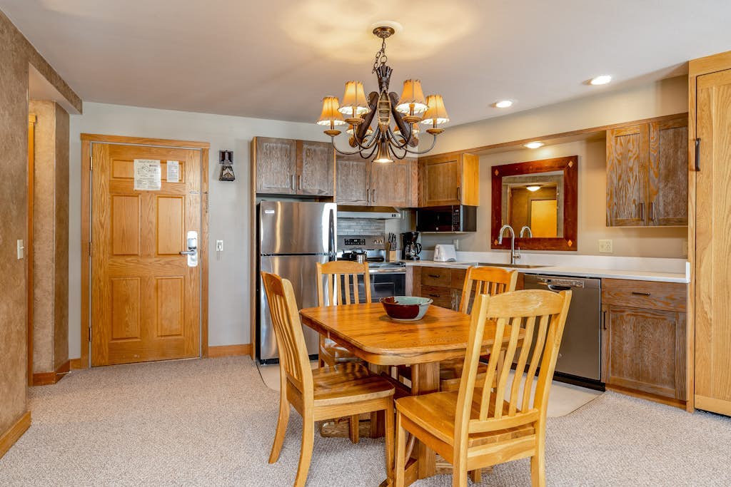Mountain-view condo with heated hot tub, pool, sauna & easy access to slopes
