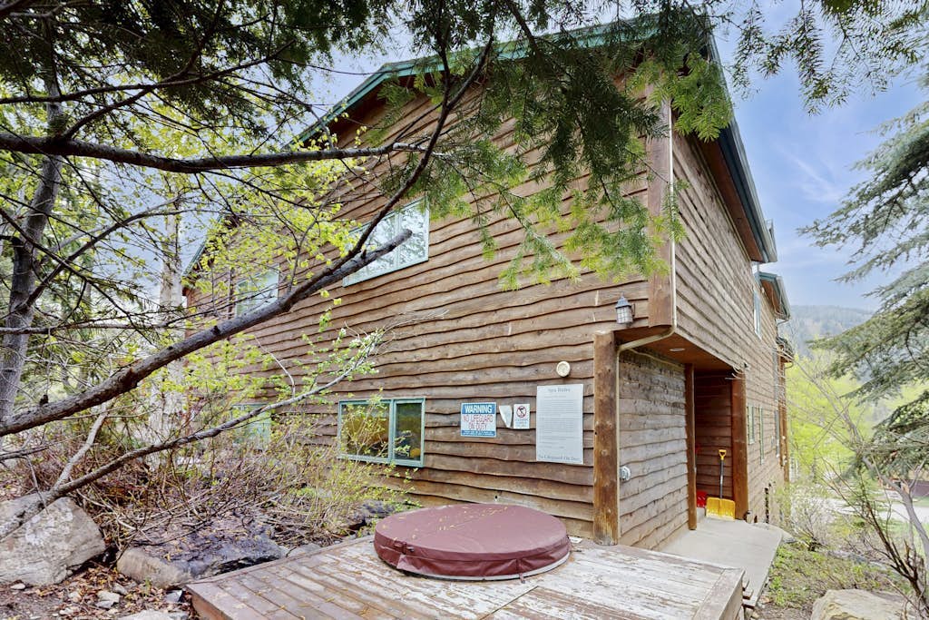 Ski-in/ski-out mountaintop getaway with private hot tub - close to town