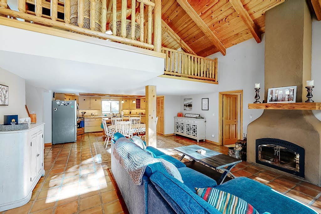 Secluded lodge w/ spacious deck, wood-burning stove, full kitchen, & free WiFi