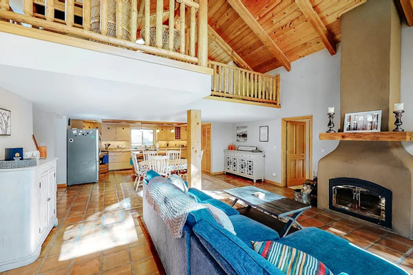 Secluded lodge w/ spacious deck, wood-burning stove, full kitchen, & free WiFi
