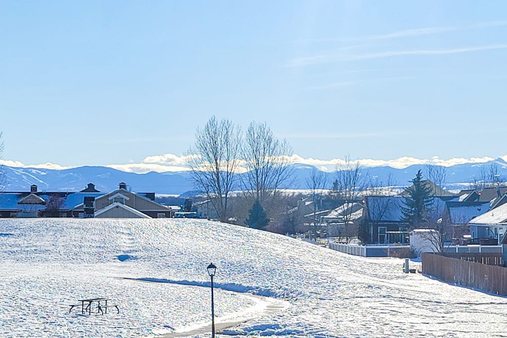 Charming home with mountain view, fireplace, balcony, & washer/dryer