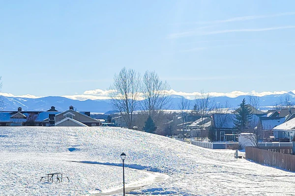 Charming home with mountain view, fireplace, balcony, & washer/dryer