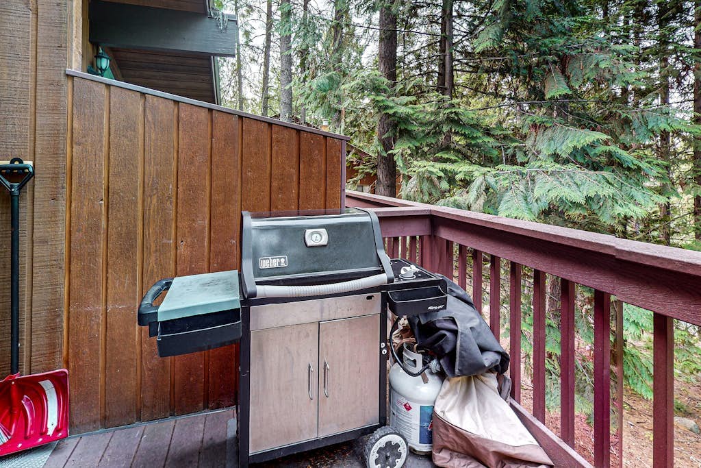 Charming condo with lake access, shared pools and hot tub, WiFi, and fireplace