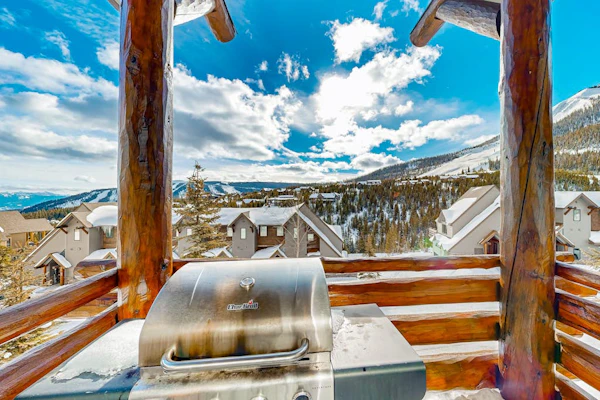Ski-in/ski-out townhome w/ private hot tub, WiFi, W/D