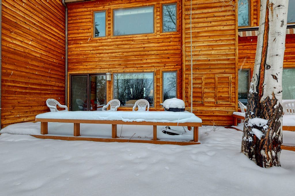 Gorgeous country lodge with private sauna, deck & fireplace - near National Park