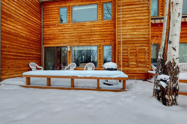 Gorgeous country lodge with private sauna, deck & fireplace - near National Park
