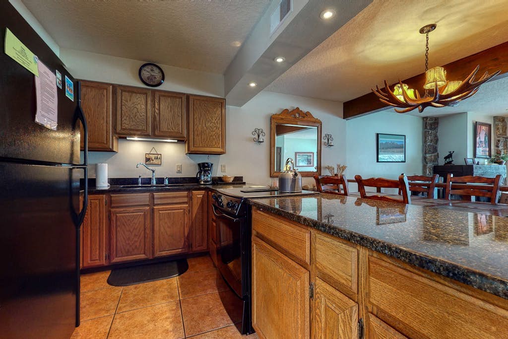 Gorgeous country lodge with private sauna, deck & fireplace - near National Park