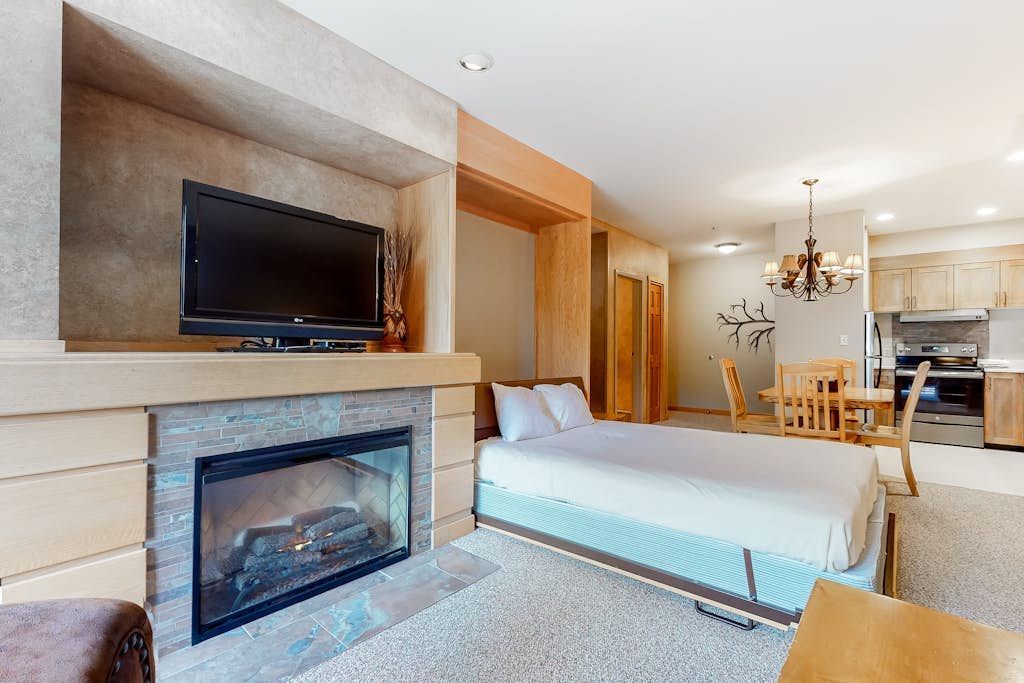 Lovely ski-in/ski-out resort home w/shared pool, hot tub, sauna, fitness center