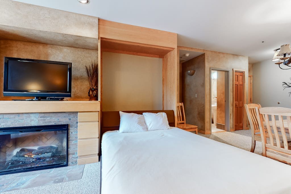 Lovely ski-in/ski-out resort home w/shared pool, hot tub, sauna, fitness center