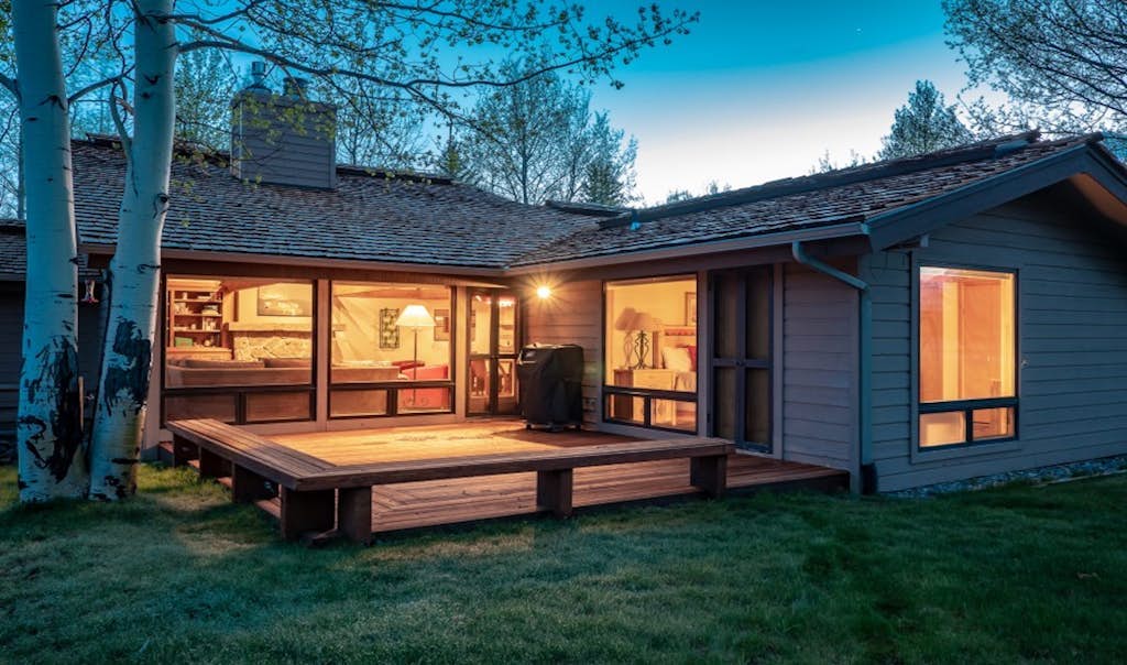 Beautiful, modern townhome next to the golf course with WiFi and full kitchen