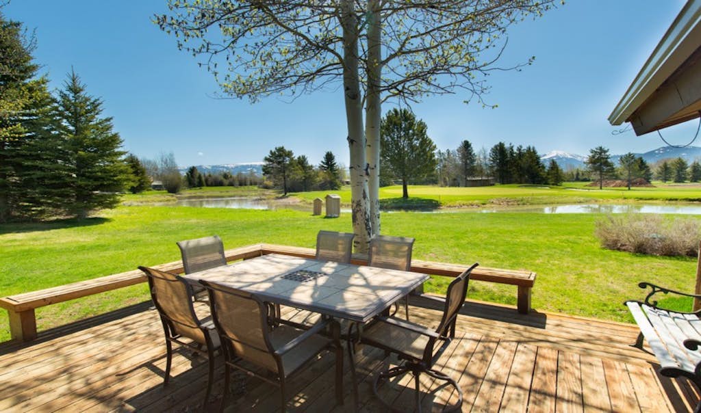 Beautiful, modern townhome next to the golf course with WiFi and full kitchen