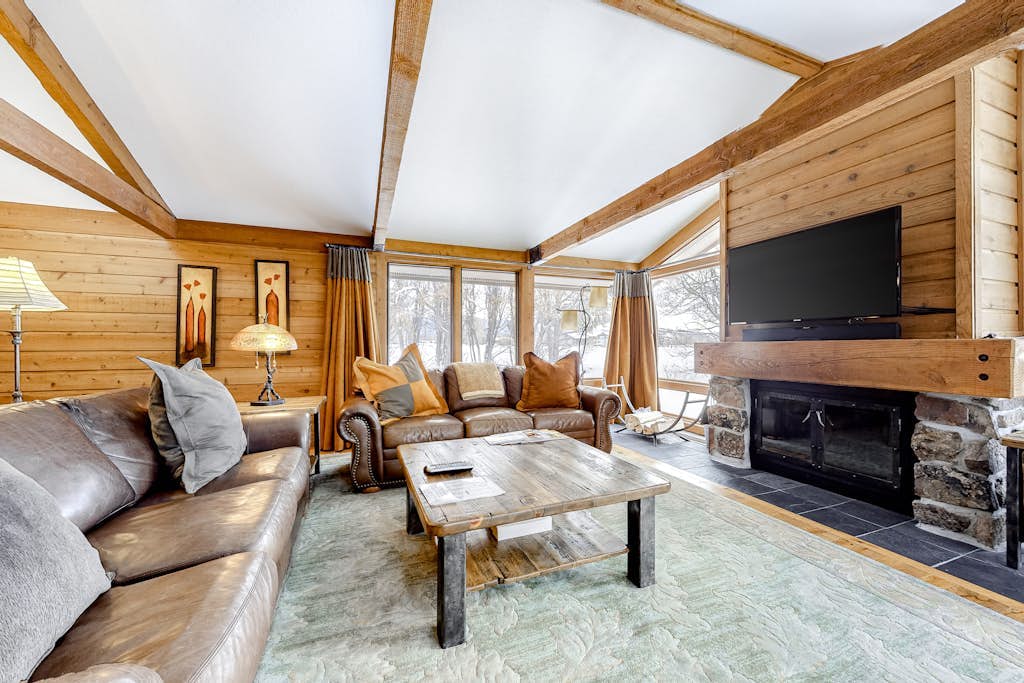 Gorgeous country escape with deck & wood-burning fireplace -  near hiking trails