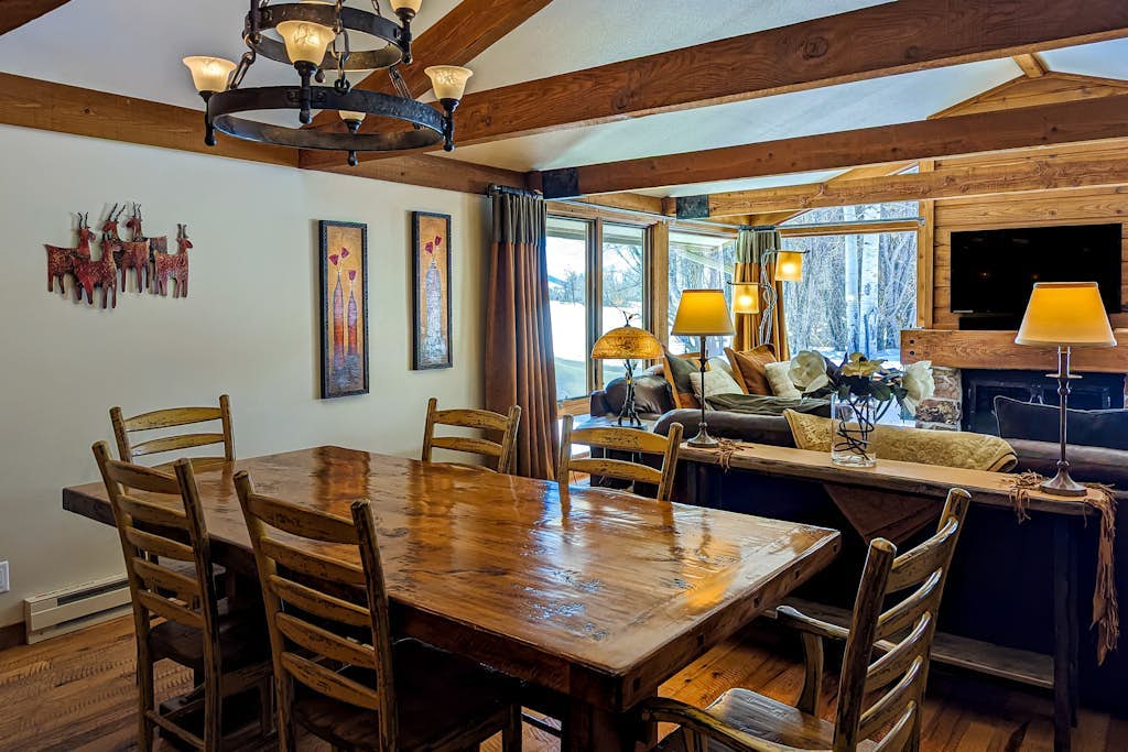 Gorgeous country escape with deck & wood-burning fireplace -  near hiking trails