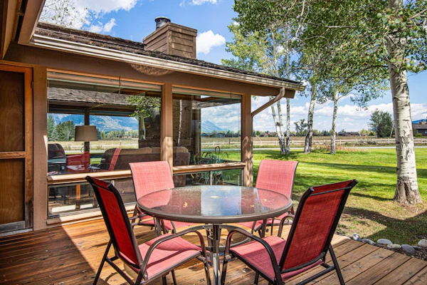 Amazing townhouse next to golf course with deck