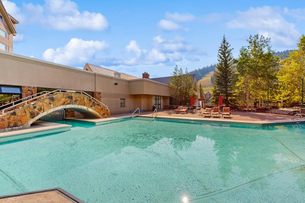 Ski-in/ski-out ski chalet w/shared hot tub, pool, balcony, WiFi, central A/C