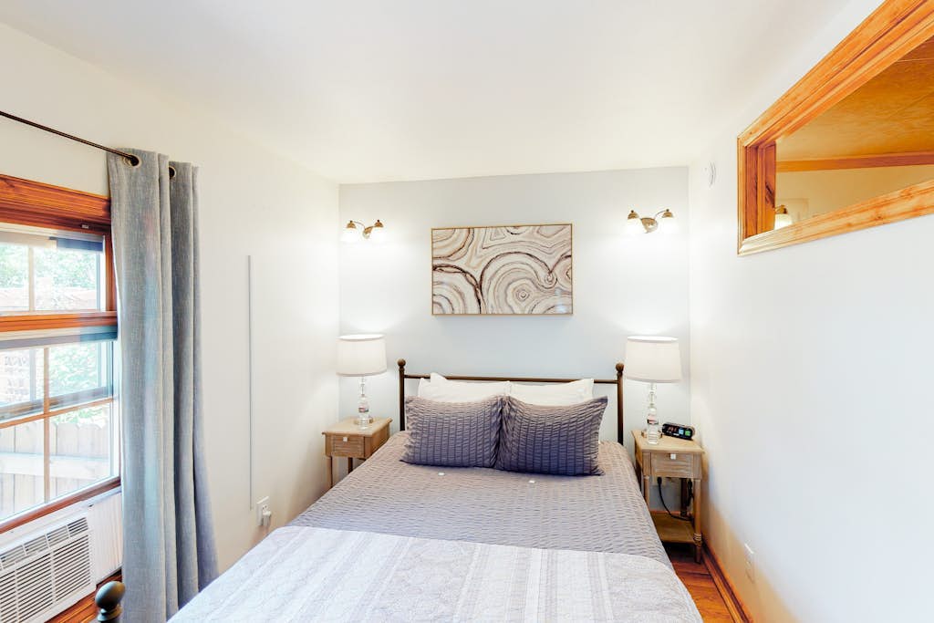 Modern duplex with gas fireplace, free WiFi, & walkable downtown location