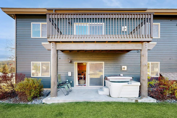 Mountain-view condo with hot tub & fireplace - close to Yellowtone & skiing