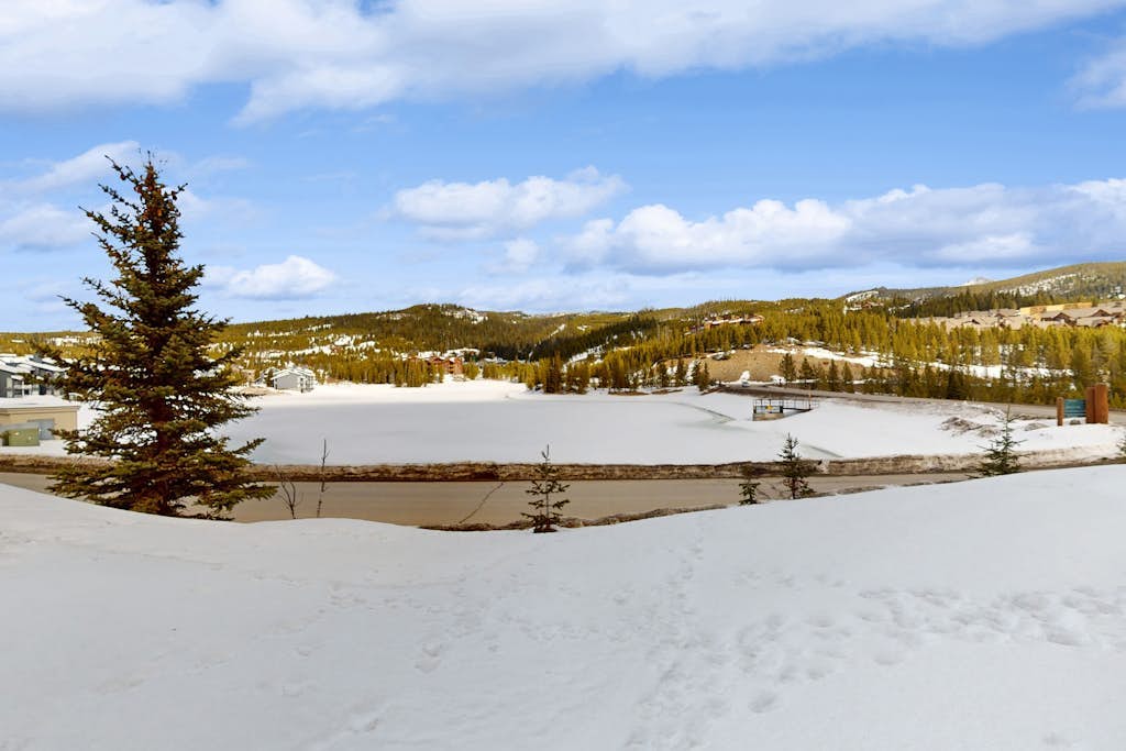 Ski-in/out condo near Lake Levinsky with balcony, ski & mountain views