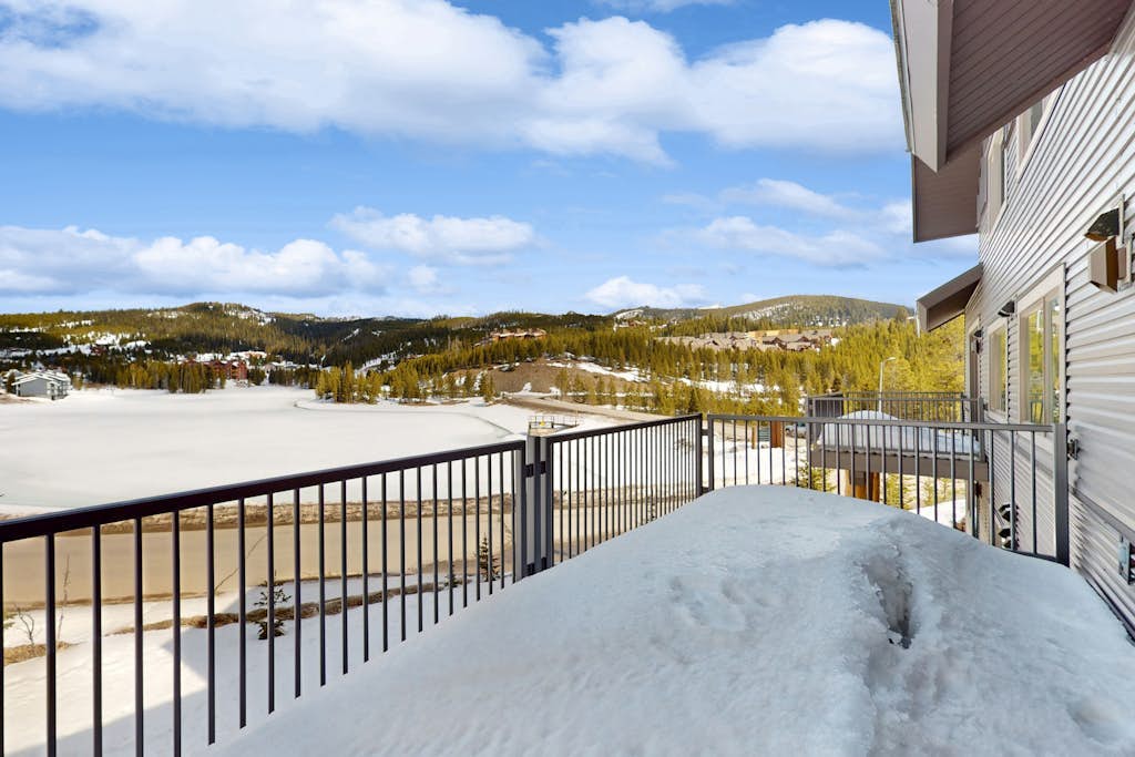 Ski-in/out condo near Lake Levinsky with balcony, ski & mountain views