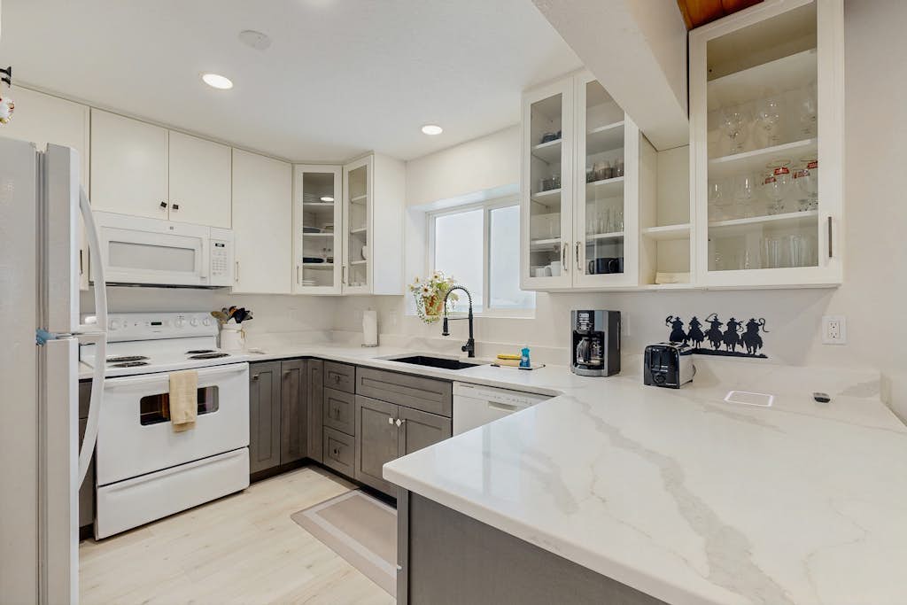 Fully Newly Remodeled Big Sky Condo with Mountain & Valley Views Private Hot Tub