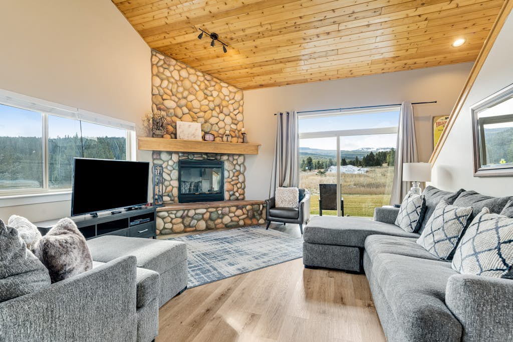 2-story townhouse with mountain views, fireplace, & patio