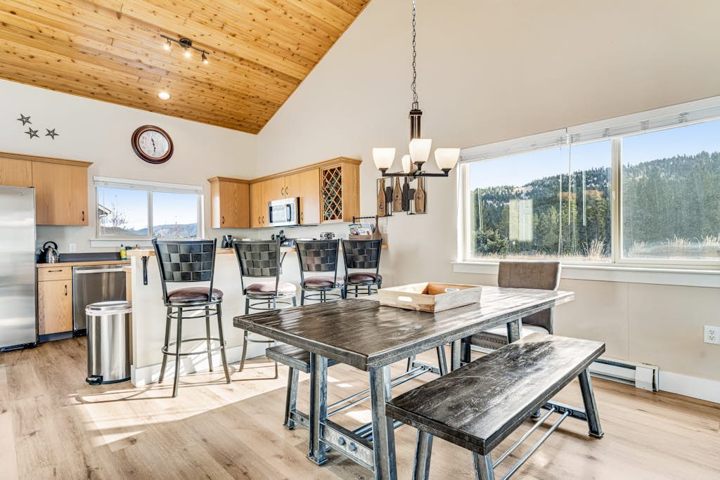 2-story townhouse with mountain views, fireplace, & patio