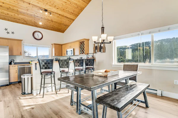 2-story townhouse with mountain views, fireplace, & patio