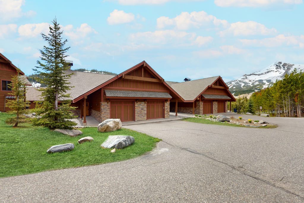 Beautiful condo with mountain views, hot-tub, and WiFi
