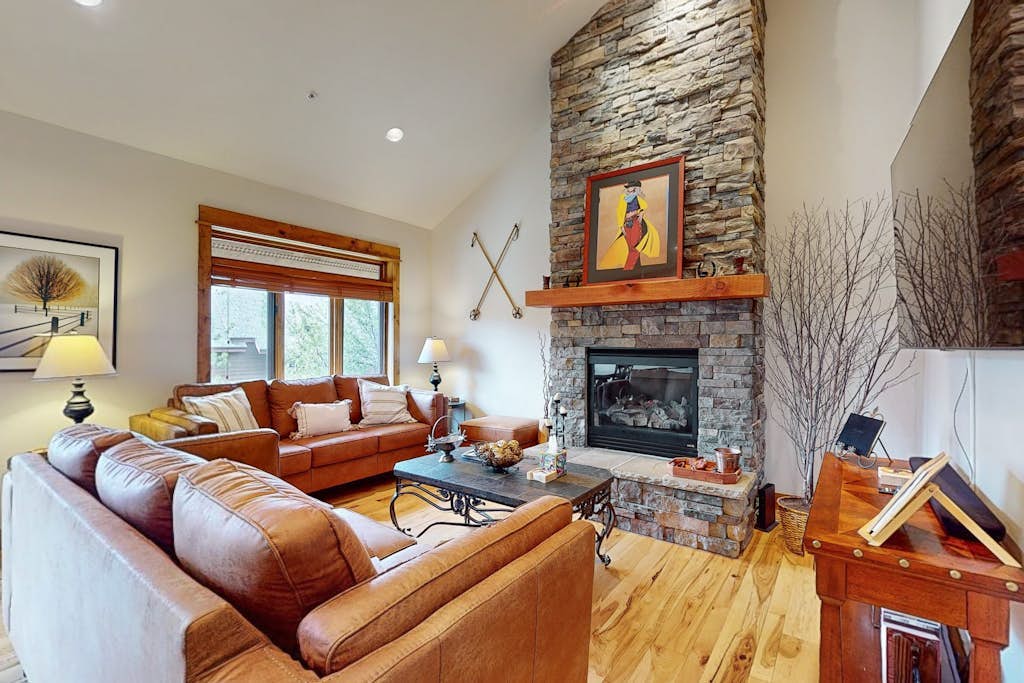 Beautiful condo with mountain views, hot-tub, and WiFi