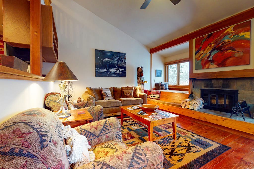Lovely home with well-equipped kitchen & back deck - walk to shopping & dining