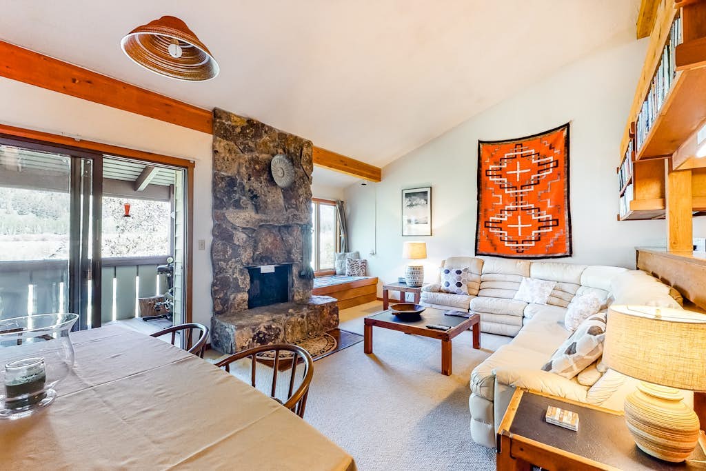 Beautiful condo on the banks of Fish Creek with full kitchen