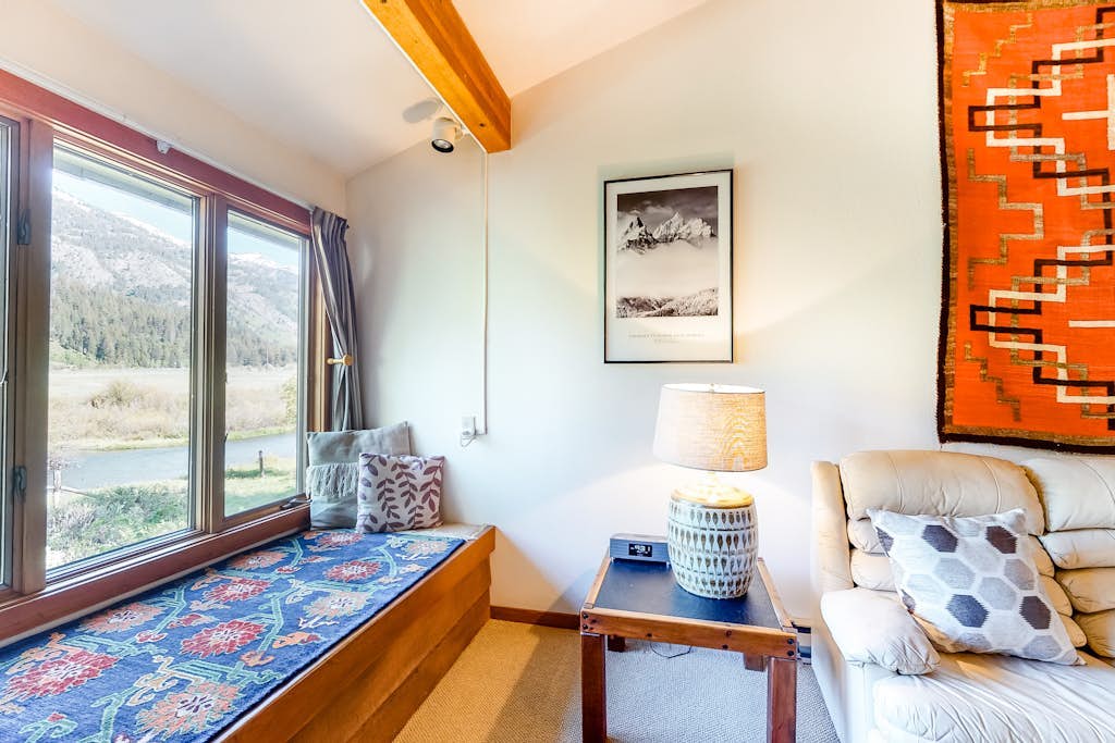 Beautiful condo on the banks of Fish Creek with full kitchen