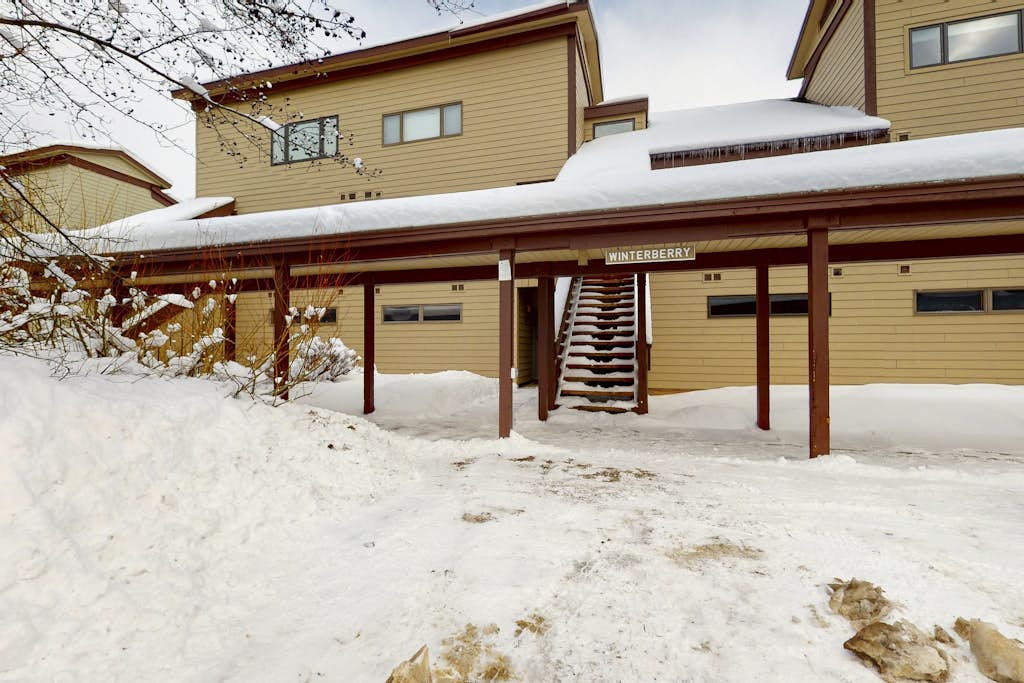 Family-friendly home between Jackson and Teton Village w/full kitchen