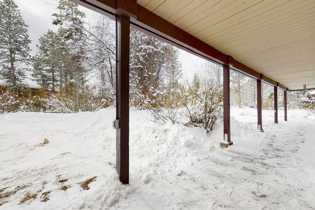 Family-friendly home between Jackson and Teton Village w/full kitchen