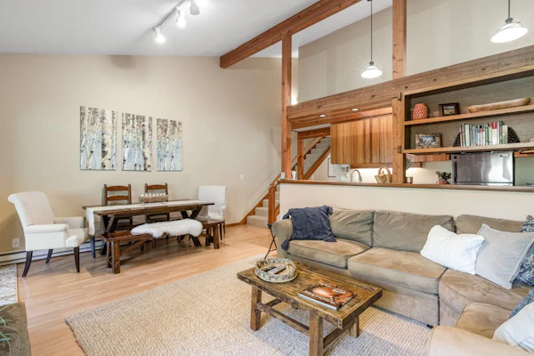 Fantastic, central condo with full kitchen & mountain views from the balcony