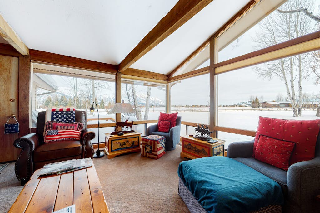 Country townhome next to golf course with mountain view & vaulted ceilings