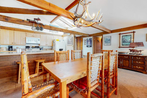 Country townhome next to golf course with mountain view & vaulted ceilings