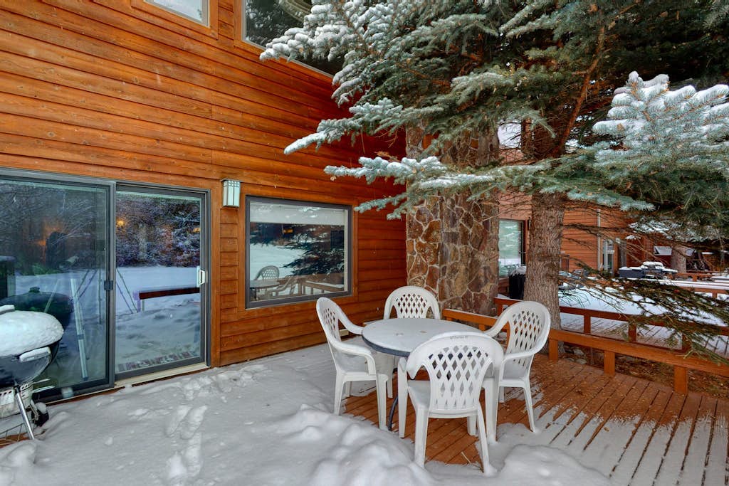 Welcoming, well-equipped condo with furnished deck, jetted tub & fireplace