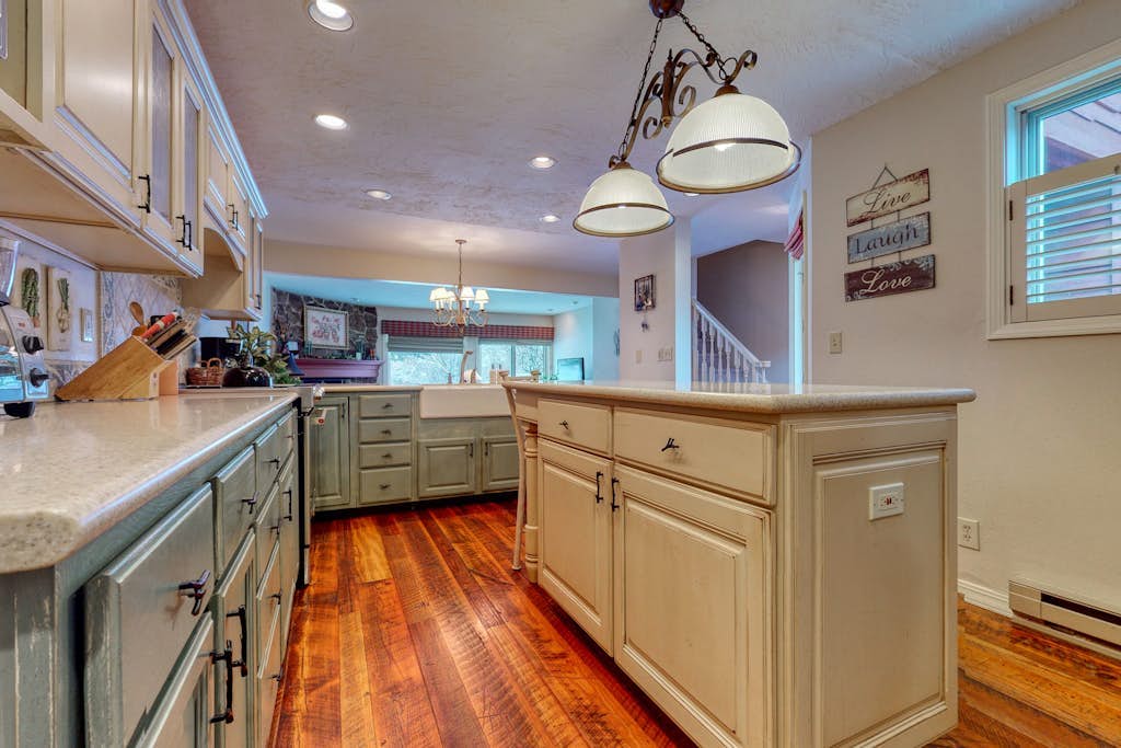 Welcoming, well-equipped condo with furnished deck, jetted tub & fireplace