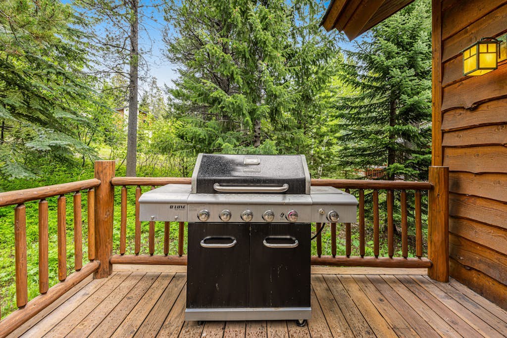 Spacious Cozy Cabin w/ Deck, Private Hot Tub, Grill - Amazing In-Village Locale