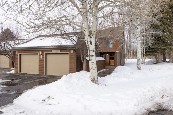 Inviting condo with mountain views, great location & fireplace