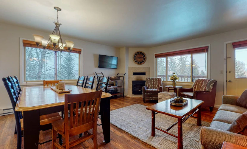 Spacious condo near downtown Jackson with furnished deck, mtn views & grill