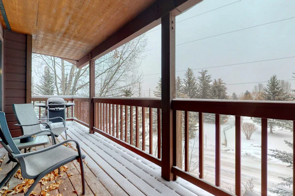 Spacious condo near downtown Jackson with furnished deck, mtn views & grill