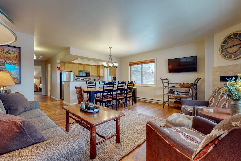 Spacious condo near downtown Jackson with furnished deck, mtn views & grill
