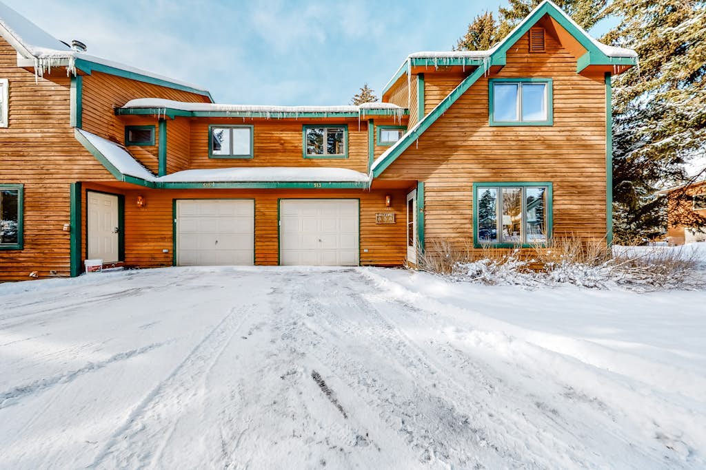 Spacious townhouse with ski & mountain views, deck, grill, & fireplace